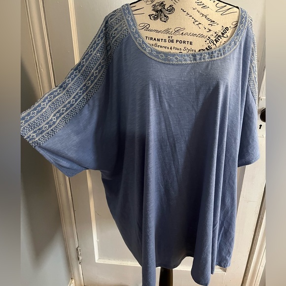 Beautiful light blue shirt with lace design on sleeves - Picture 2 of 5